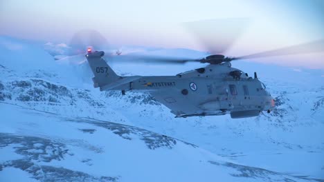 Toma-Aérea-De-Un-Helicóptero-De-La-Marina-Noruega-Que-Patrulla-Las-Regiones-Del-Norte-En-Invierno