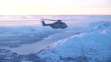 Toma-Aérea-De-Un-Helicóptero-De-La-Marina-Noruega-Que-Patrulla-Las-Regiones-Del-Norte-En-Invierno-1