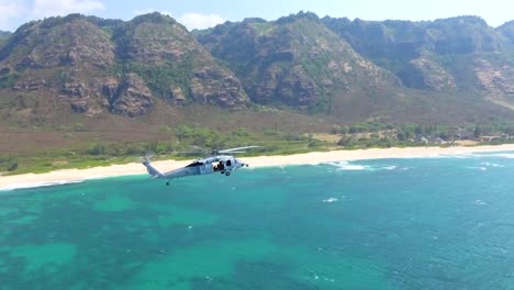 Airtoair-Luftvideo-Von-Uh60-Seahawk-Hubschrauber-Fliegt-Vor-Der-Küste-Von-Oahu-Hawaii