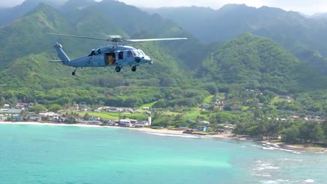 Airtoair-Luftbild-Des-Uh60-Seahawk-Hubschraubers,-Der-Vor-Der-Küste-Von-Oahu-Hawaii-Fliegt-1