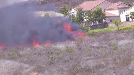 Equipos-De-Bomberos-Luchan-Por-Hacerse-Con-El-Control-De-Un-Incendio-Forestal-Cerca-De-Un-Barrio-Del-Sur-De-California