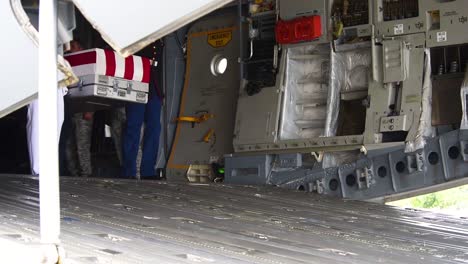 Flaggen-drapierte-Särge-Von-Toten-Soldaten,-Die-In-Einem-C130-Frachtflugzeug-Nach-Hause-Zurückgebracht-Werden