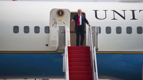 Der-Präsident-Der-Vereinigten-Staaten-Donald-J-Trump-Steigt-Aus-Air-Force-One-Und-Grüßt-Bewundernde-Anhänger-Bei-Einer-Rallye-Steigt-In-Limousine