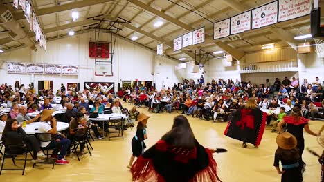 Die-Stadt-Klawock,-Alaska,-Veranstaltet-Eine-Veteranen-Totempfahl-Erhebungsfeier-In-Der-Schulturnhalle-Auf-Der-Insel-Prince-Of-Wales