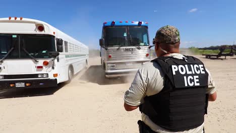 Agentes-Especiales-De-Inmigración-Y-Control-De-Aduanas-De-Los-Estados-Unidos-(ice)-Investigaciones-De-Seguridad-Nacional-(hsi)-Realizan-Arrestos-Y-Deportan-A-Inmigrantes-Ilegales-Durante-La-Represión-Migratoria-De-Trump-1