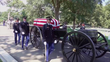 Un-Funeral-Militar-Formal-Por-Un-Soldado-Estadounidense-Muerto-En-El-Cementerio-Nacional-De-Arlington-1