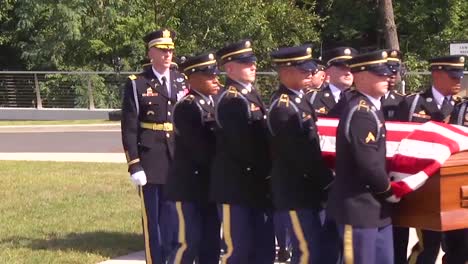 Un-Funeral-Militar-Formal-Por-Un-Soldado-Estadounidense-Muerto-En-El-Cementerio-Nacional-De-Arlington-2