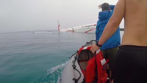 A-Group-Of-Us-Navy-Sailors-Approach-A-Crashed-Avión-From-Air-Nuigini-In-Chuuk-Lagoon-In-Micronesia