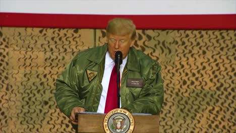 US-Präsident-Donald-Trump-Macht-Einen-überraschenden-Weihnachtsbesuch-Bei-Uns-Truppen-Im-Irak-Und-Spricht-über-Den-Abzug-Der-US-Truppen-Aus-Syrien