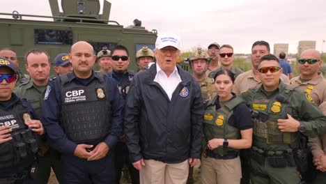 El-Presidente-De-Estados-Unidos,-Donald-Trump,-Visita-La-Frontera-De-Estados-Unidos-Con-México-Para-Una-Sesión-Fotográfica-Para-Promover-Sus-Planes-Para-Construir-El-Muro-1