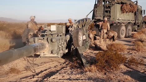 Los-Marines-Estadounidenses-Disparan-Un-Obús-M777-Durante-El-Ejercicio-De-Entrenamiento-Integrado-519-En-Twentynine-Palms-1