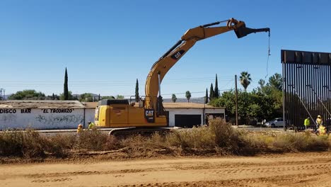 Timelapse-Footage-Shows-Us-Army-Engineers-Beginning-Work-On-A-New-Border-Barrier-In-The-San-Diego-Sector