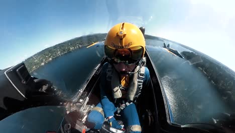 Ein-US-Navy-Blue-Angel-Pilot-Wird-In-Seinem-Flugzeug-Gesehen,-Das-über-Seattle-Fliegt,-Während-Er-In-Einer-Flugshow-Kopfüber-Rollt