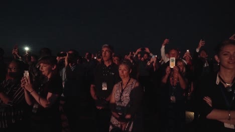 Los-Civiles-Utilizan-Sus-Teléfonos-Inteligentes-Para-Registrar-El-Lanzamiento-Nocturno-Del-Satélite-Aehf5-En-Cabo-Cañaveral.