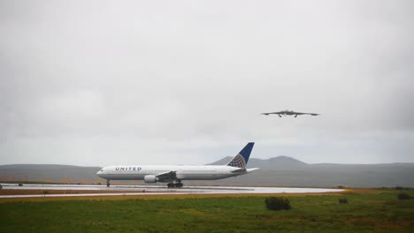 Ein-B2-Spirit-Stealth-Bomber-Landet-In-Island-Für-Eine-Hotpit-Betankung