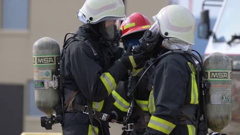 Usaf-Feuerwehrleute-Der-435.-Bau--Und-Ausbildungsstaffel-Bereiten-Ihre-Ausrüstung-Für-Eine-übung-Auf-Dem-Flugplatz-Ramstein-Vor