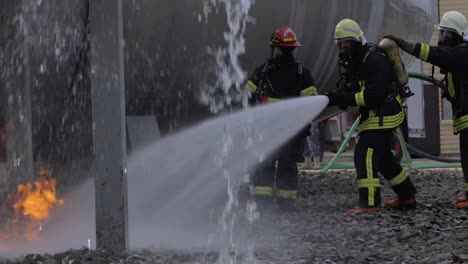 Usaf-Feuerwehrleute-Der-435.-Bau--Und-Ausbildungsstaffel-Führen-Eine-Übungsübung-Auf-Dem-Flugplatz-Ramstein-1