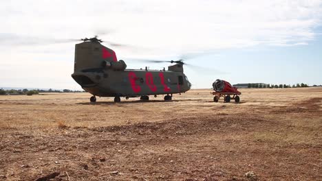 Ein-Us-armeehubschrauber-Transportiert-Feuerwehrleute