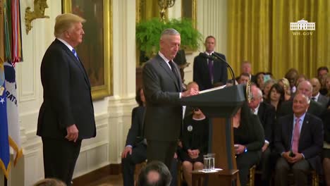 El-Presidente-Estadounidense,-Donald-Trump,-Y-El-Secretario-General-De-Defensa,-Jim-Mattis,-En-Un-Gran-Evento-Público.