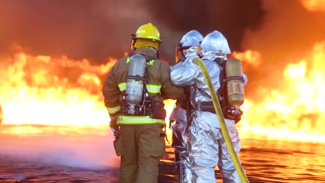 Los-Marines-De-Rescate-De-Aviones-Y-Extinción-De-Incendios-(arff)-Realizan-Simulacros-De-Contención-De-Incendios-De-Un-Accidente-De-Avión-En-Llamas-En-La-Estación-Aérea-Del-Cuerpo-De-Marines-Miramar-California-3