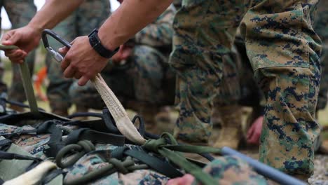 US-Marines-Und-US-Marinesegler-Mit-Der-3.-Marinelogistikgruppe-Nehmen-An-Dschungelkriegs--Und-Überlebenstraining-In-Okinawa,-Japan,-Teil
