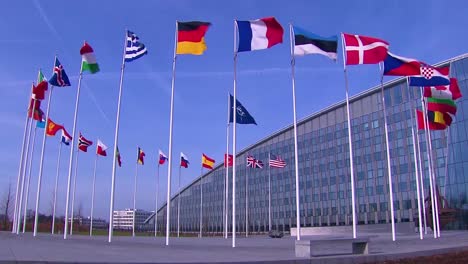 2019-NATO-Flaggen-Und-Äußeres-Des-NATO-Hauptquartiers-Während-Des-Treffens-Der-Verteidigungsminister
