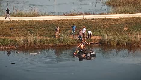 Un-Guardia-Nacional-Fuera-De-Servicio-Y-Civiles-En-Illinois-Recuperan-A-Una-Mujer-Inconsciente-De-Su-Automóvil-Sumergido-Que-Se-Estrelló-En-Un-Lago-Y-Realiza-Rcp