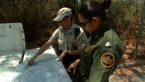 Frauen,-Die-Für-Die-Grenzpatrouille-Am-Unteren-Rio-Grande-Arbeiten,-Konsultieren-Eine-Karte