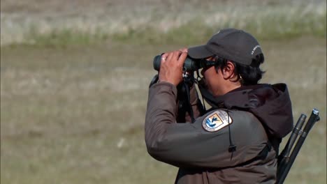 Un-Cazador-Observa-Alces-En-El-Refugio-Nacional-De-Vida-Silvestre-Togiak-De-Alaska