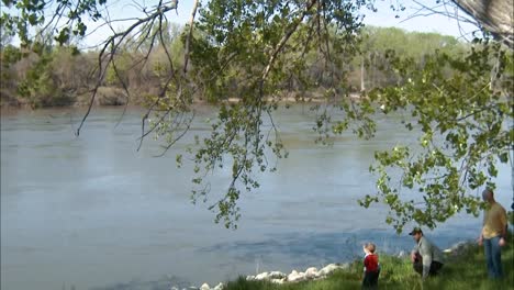 Una-Familia-De-Turistas-Disfruta-De-Un-Lago-En-El-Refugio-Nacional-De-Vida-Silvestre-Desoto