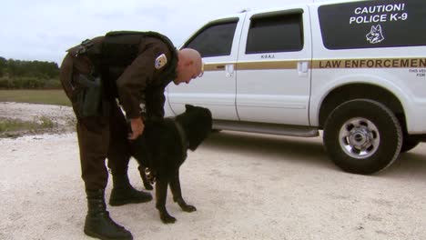 Un-Oficial-Del-Refugio-De-Vida-Silvestre-Entrena-A-Un-Perro-K9