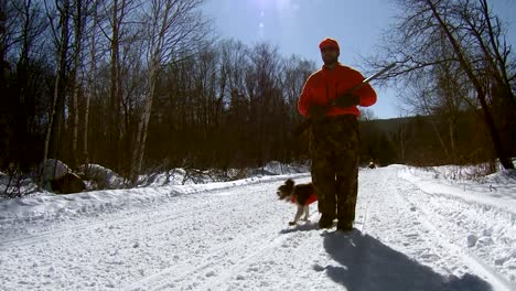 Un-Cazador-Y-Sus-Perros-Atraviesan-Un-Paisaje-Invernal