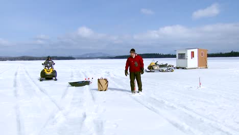 Un-Oficial-De-La-Ley-Del-Refugio-Verifica-Las-Licencias-De-Los-Pescadores-De-Hielo.