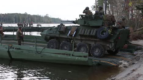 Los-Marines-Estadounidenses-Conducen-Vehículos-Anfibios-En-Barcazas-Durante-Un-Ejercicio-De-Entrenamiento