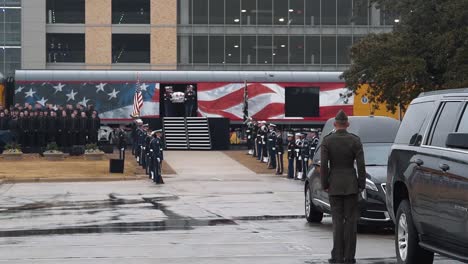 Se-Juega-Granizo-Al-Jefe-Mientras-El-Ataúd-Del-Presidente-Bush-Se-Lleva-A-Cabo-En-La-Estación-Universitaria-De-Texas