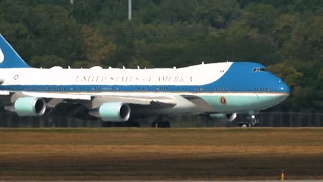 Der-Präsident-Der-Vereinigten-Staaten-Donald-J-Trump-Und-Die-First-Lady-Melania-Trump-Landen-Auf-Dem-Luftwaffenstützpunkt-Wrightpatterson-In-Ohio-Am-7.-August-2019-2