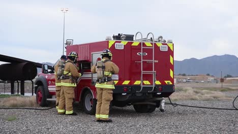 Los-Bomberos-Del-56o-Escuadrón-De-Ingeniería-Civil-Participan-En-Un-Entrenamiento-Conjunto-Con-Aviones-Y-Fuego-Vivo-Estructural-El-14-De-Noviembre-De-2018-En-La-Base-Luke-Air-Force-Arizona