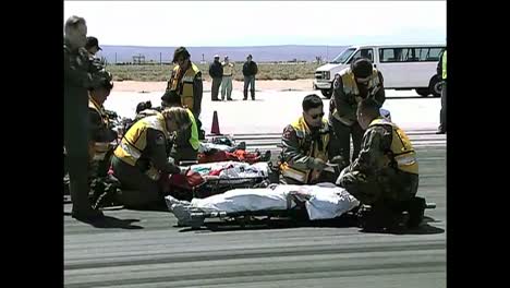 Espacio-Shuttle-Crewmen-Are-Carried-On-Stretchers-And-Then-Airlifted-In-A-Helicopter-During-An-Evacuation-Exercise-At-Dryden-Flight-Research-Center-In-California