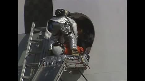 Espacio-Shuttle-Astronauts-Are-Extricated-From-A-Cabin-Mockup-Carried-On-Stretchers-And-Driven-In-A-Truck-By-Rescue-Personnel-During-Training-At-Dryden-Flight-Research-Center-In-California