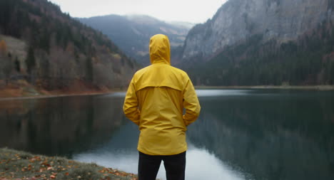 Mann-Mit-Blick-Auf-Den-Bergsee