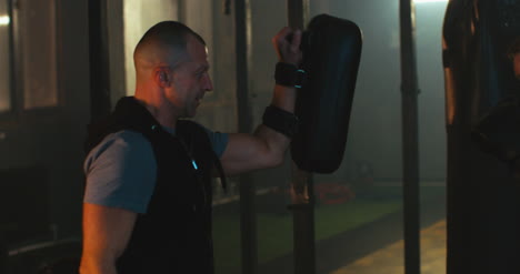 Hombres-practicando-boxeo-en-un-gimnasio-02