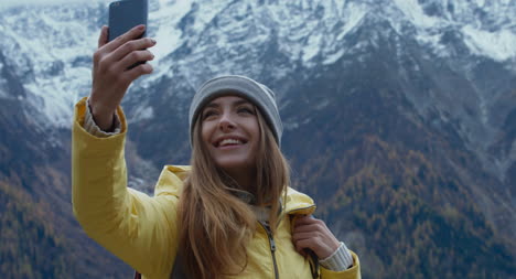 Frau-Macht-Selfie-Vor-Bergen