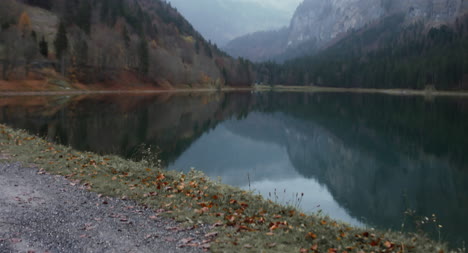 Bergsee-Kippen-Nach-Oben-Enthüllen