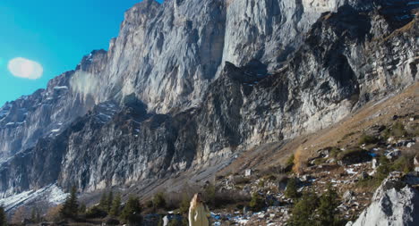 Excursionista-en-dramático-paisaje-de-montaña