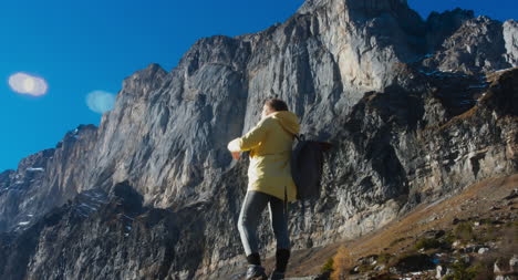 Excursionista-femenina-en-escena-dramática-de-montaña