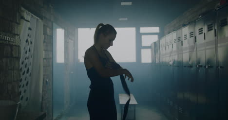 Woman-Wrapping-Hands-in-Gym