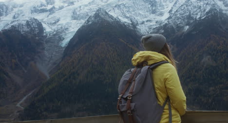 Junge-Frau-Staunt-über-Landschaft-01