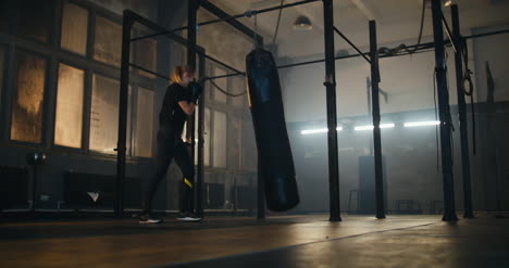 Saco-de-boxeo-de-mujer-en-cámara-lenta