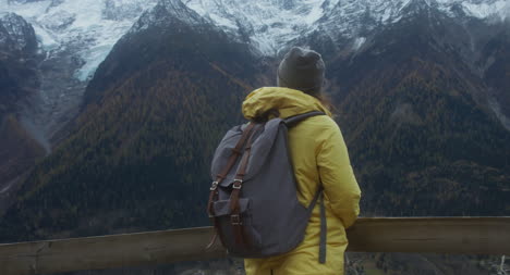 Junge-Frau-Staunt-über-Landschaft-02