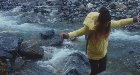 Woman-on-Río-Stepping-Stone